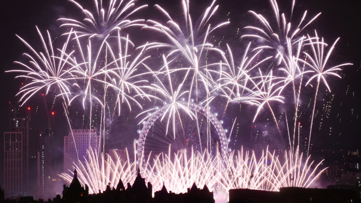 Feux d'artifice du Nouvel An à Londres vus depuis Primrose Hill